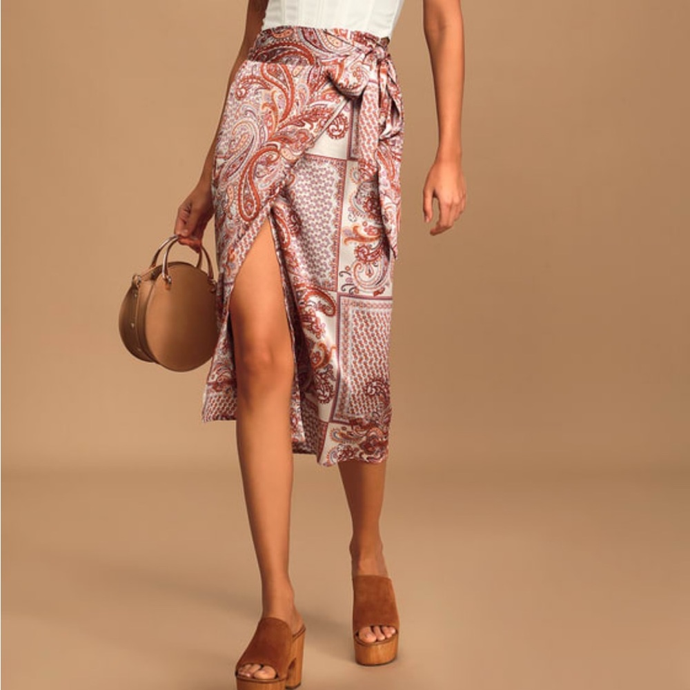 Worn once — stunning & comfortable Lulu’s skirt, worn once.